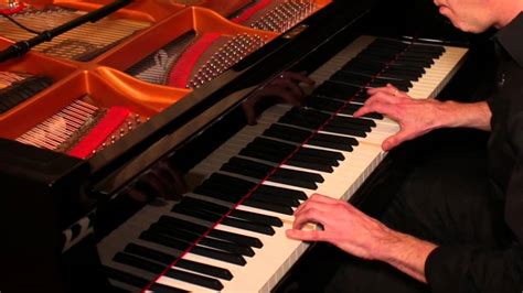  The Well-Tuned Piano : Un viaje sonoro a través de la microtonalidad y la percusión corporal