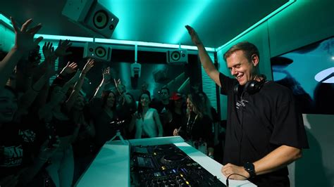 Euphoria por Armin van Buuren: Un viaje sonoro épico que fusiona melodías trance con ritmos techno adictivos.